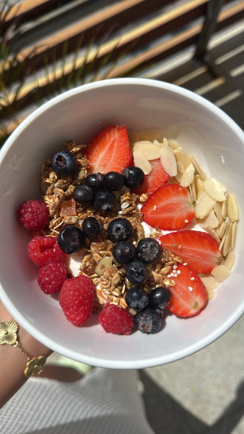 Bowl de yogur con granola y frutos rojos